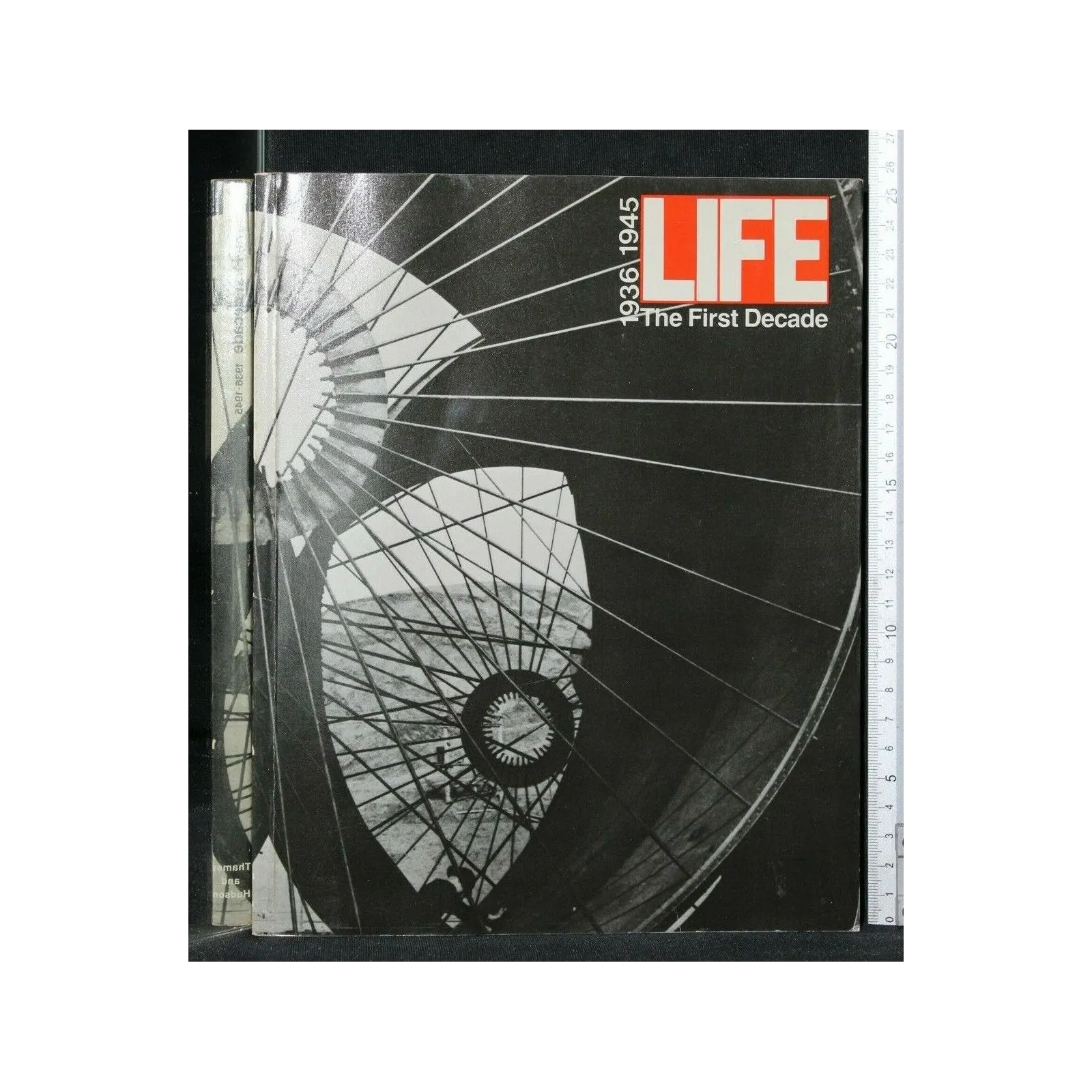 LIFE. THE FIRST DECADE 1936-1945. AA.VV. THAMES AND HUDSON.