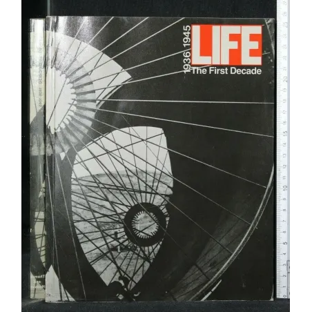 LIFE. THE FIRST DECADE 1936-1945. AA.VV. THAMES AND HUDSON.
