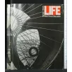 LIFE. THE FIRST DECADE 1936-1945. AA.VV. THAMES AND HUDSON.