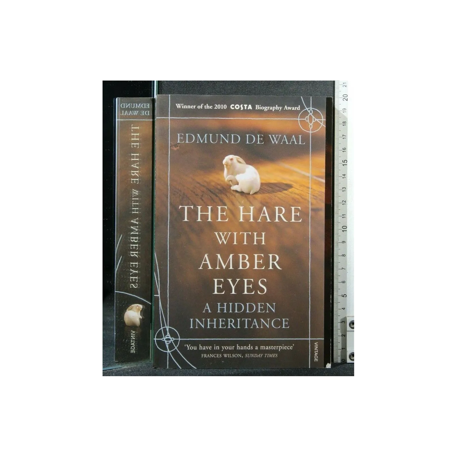 THE HARE WITH AMBER EYES. EDMUND DE WAAL.