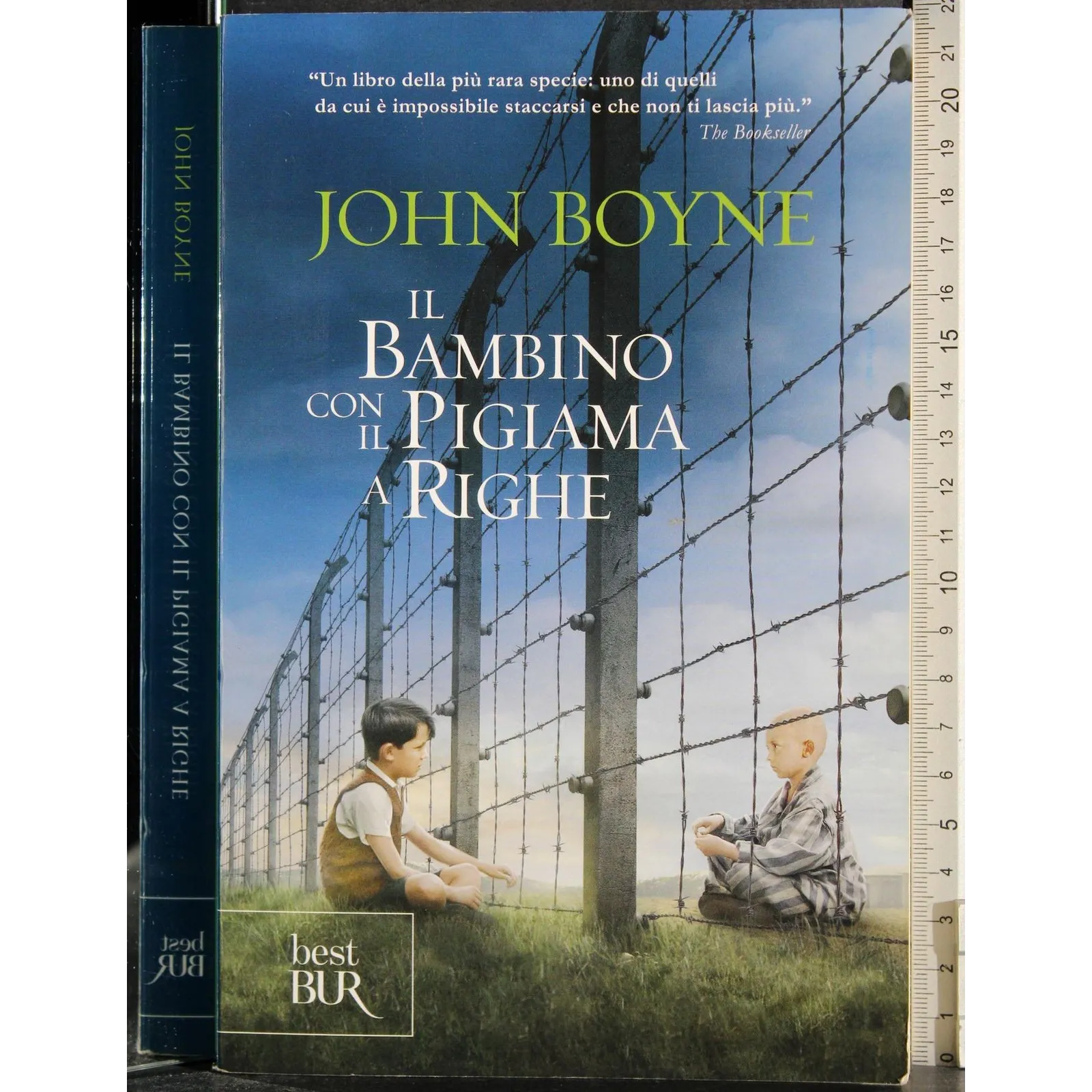 Il bambino con il pigiama a righe