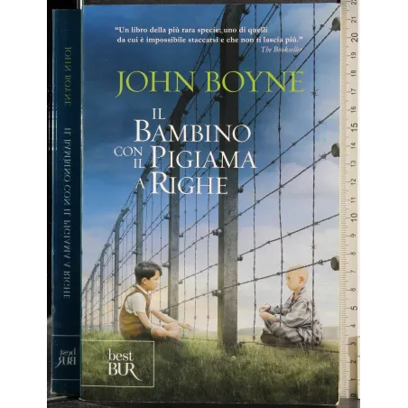 Il bambino con il pigiama a righe