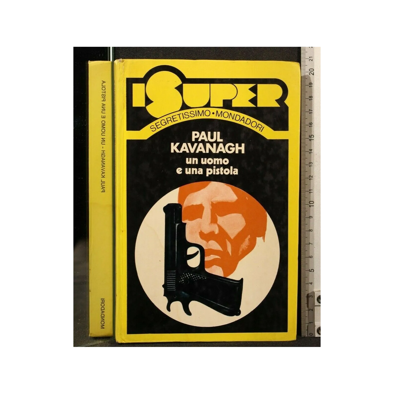 UN UOMO E UNA PISTOLA