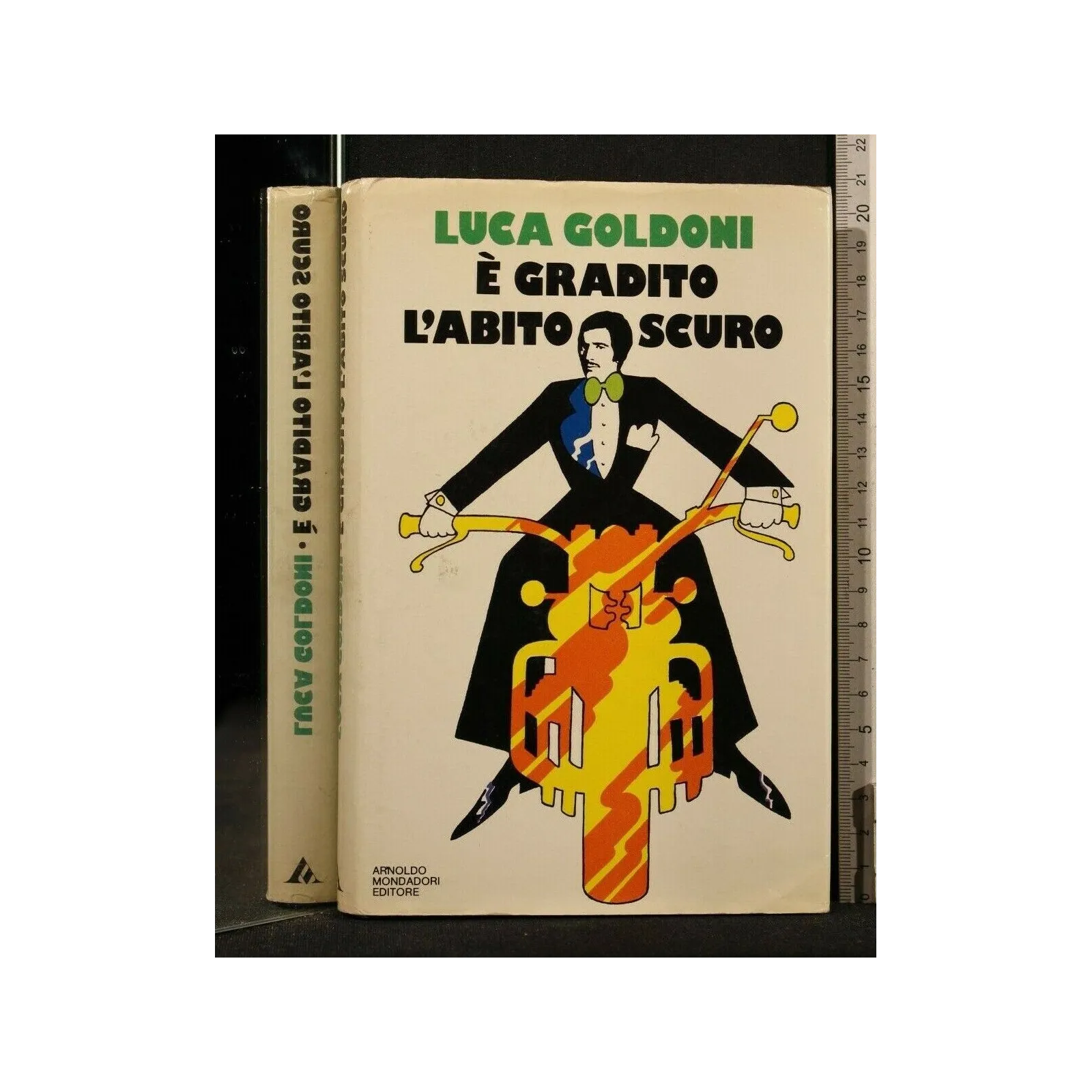 E' GRADITO L'ABITO SCURO