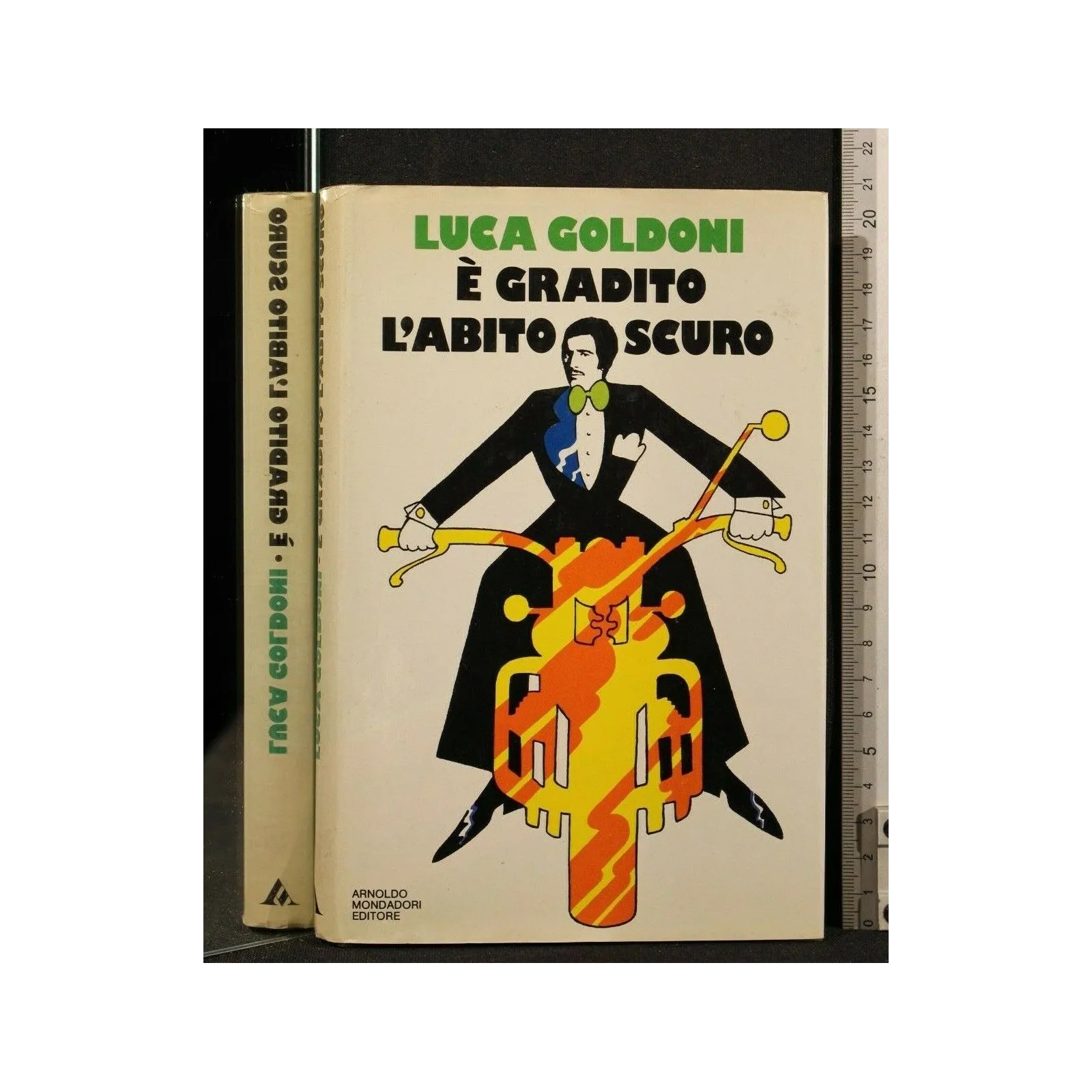 E' GRADITO L'ABITO SCURO