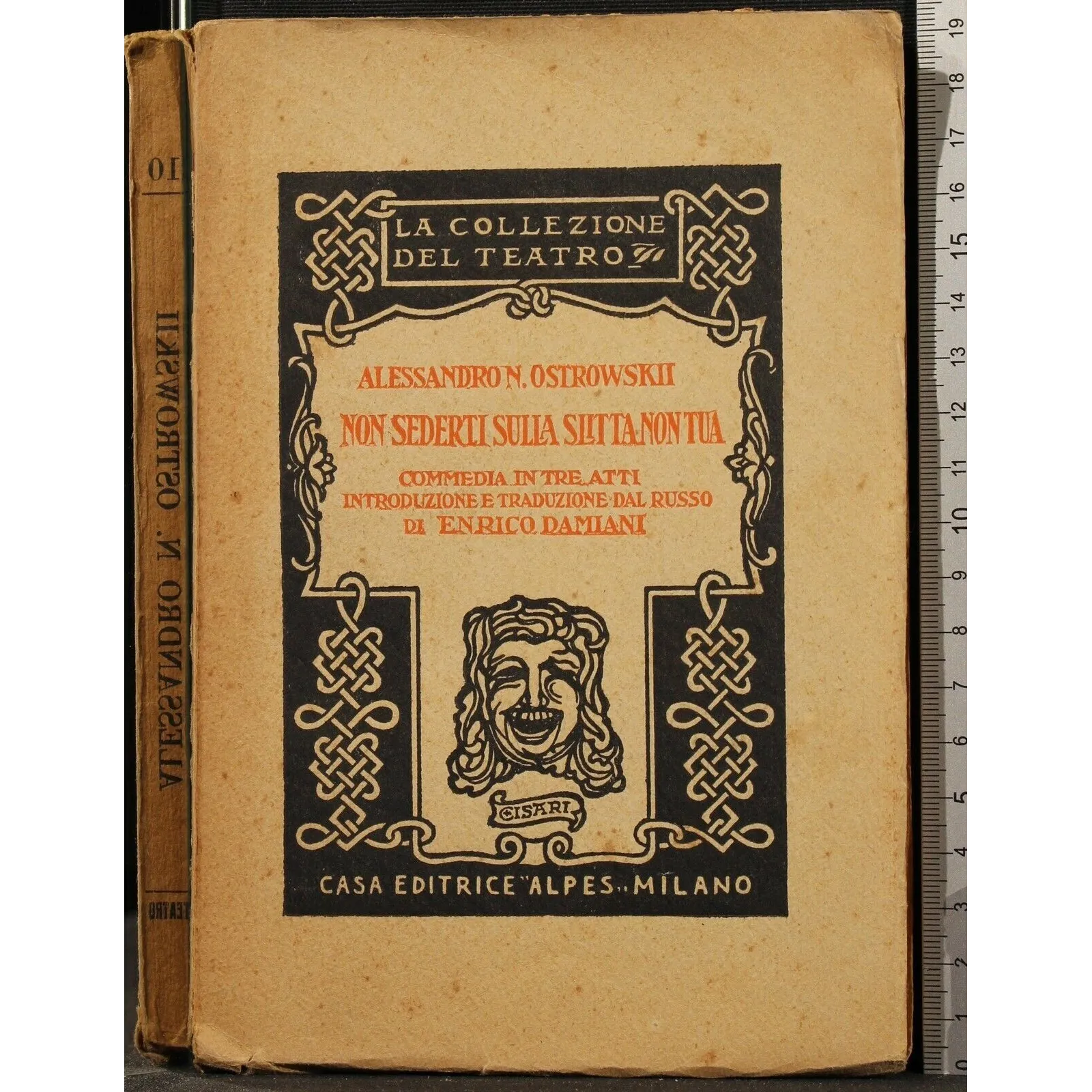 NON SEDERTI SULLA SLITTA NON TUA. COMMEDIA IN TRE ATTI _x000D_