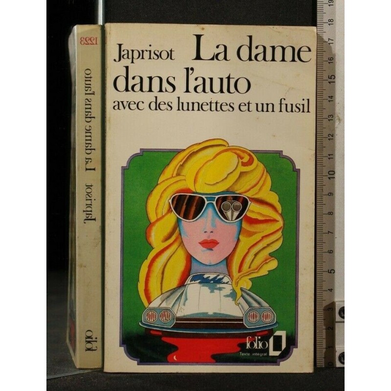 LA DAME DANS L'AUTO AVEC DES LUNETTES ET UN FUSIL