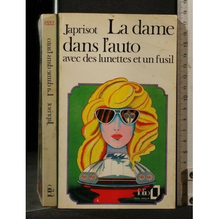 LA DAME DANS L'AUTO AVEC DES LUNETTES ET UN FUSIL