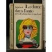 LA DAME DANS L'AUTO AVEC DES LUNETTES ET UN FUSIL