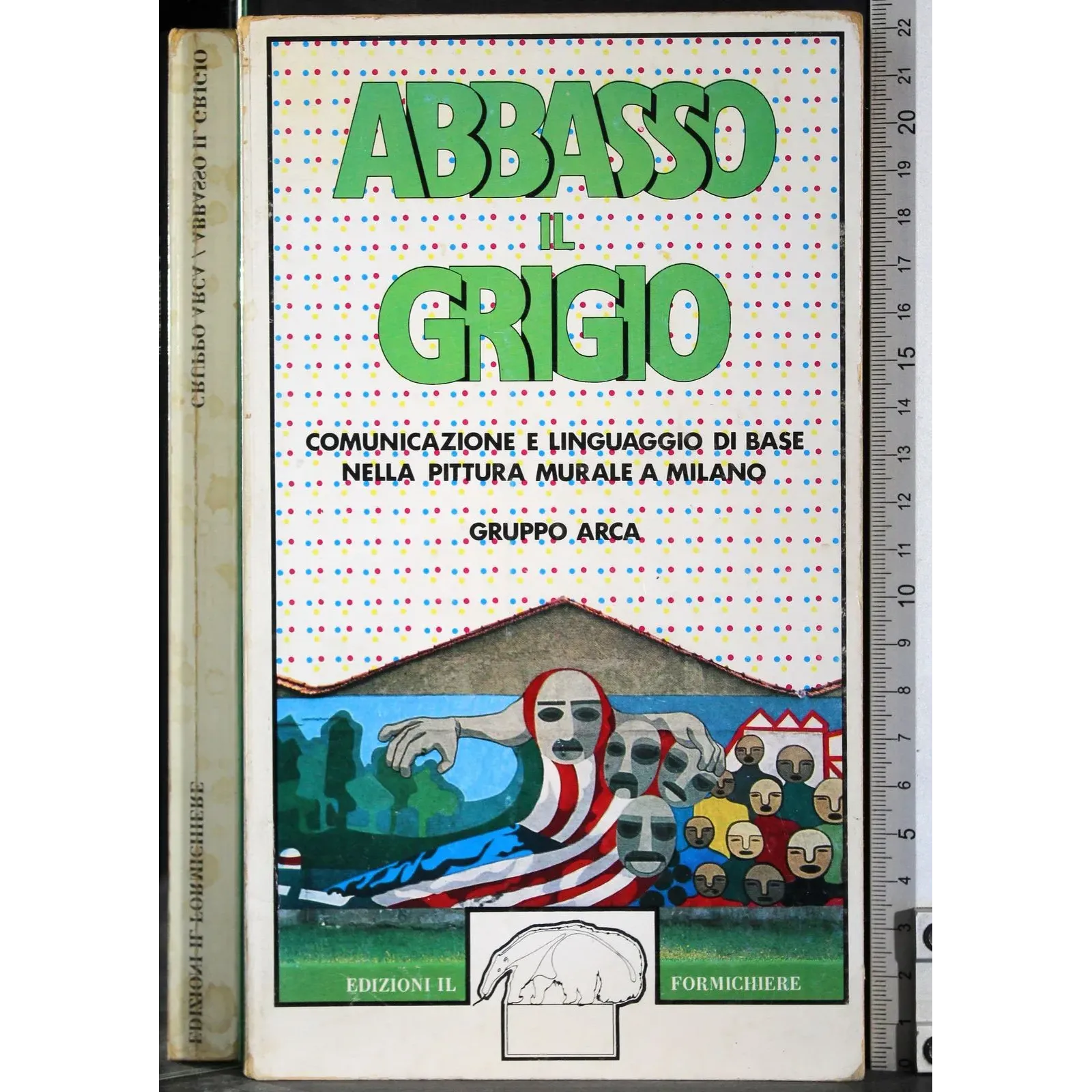 Abbasso il grigio