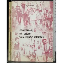 Bambolo nel paese dalle strade selciate