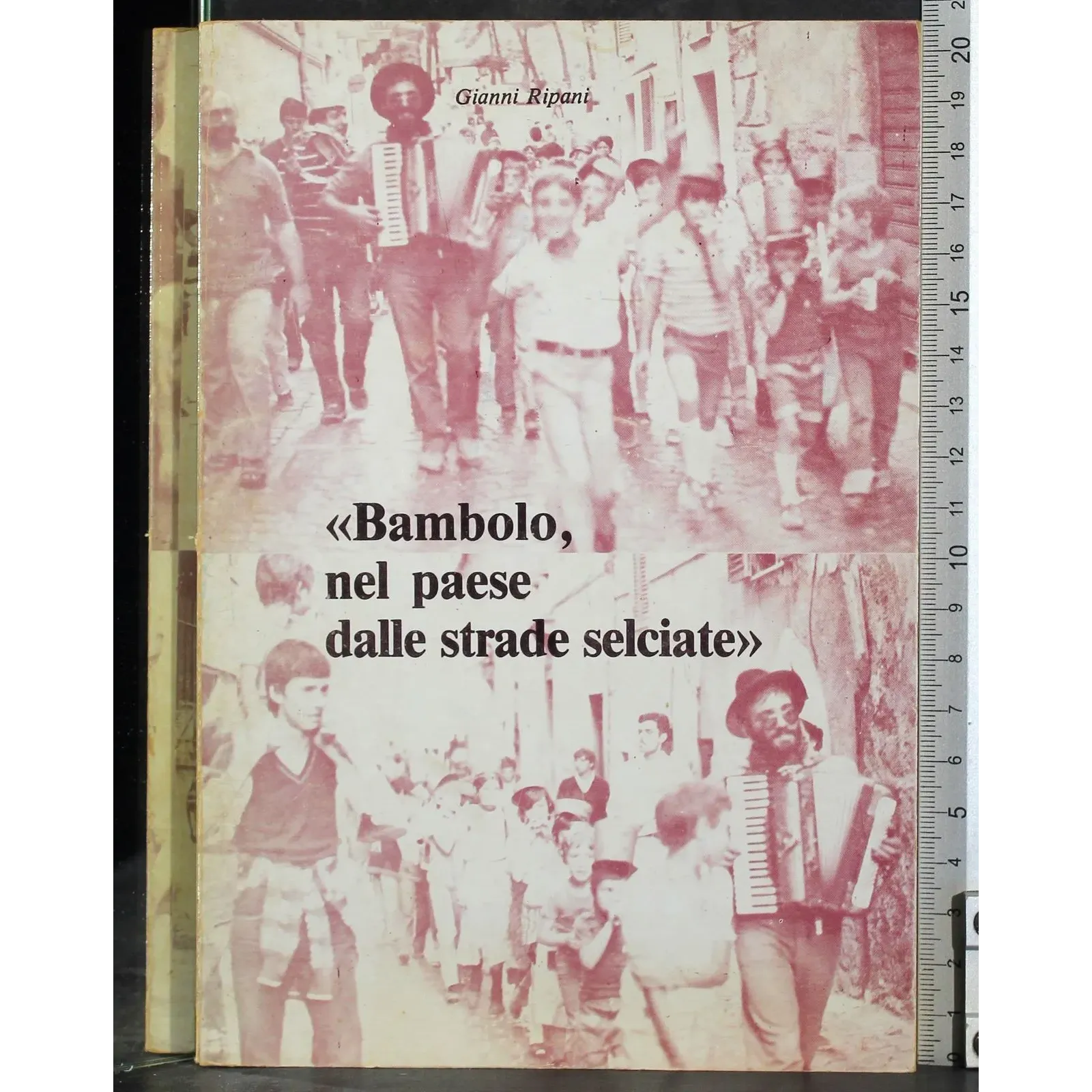 Bambolo nel paese dalle strade selciate