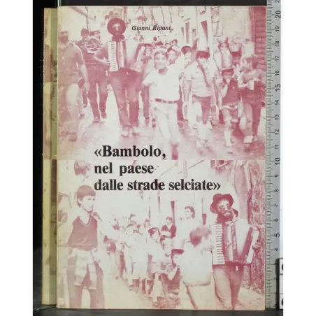 Bambolo nel paese dalle strade selciate