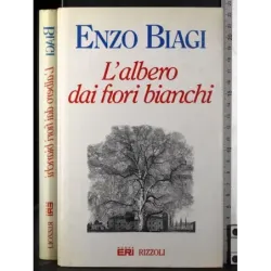 L'albero dai fiori bianchi