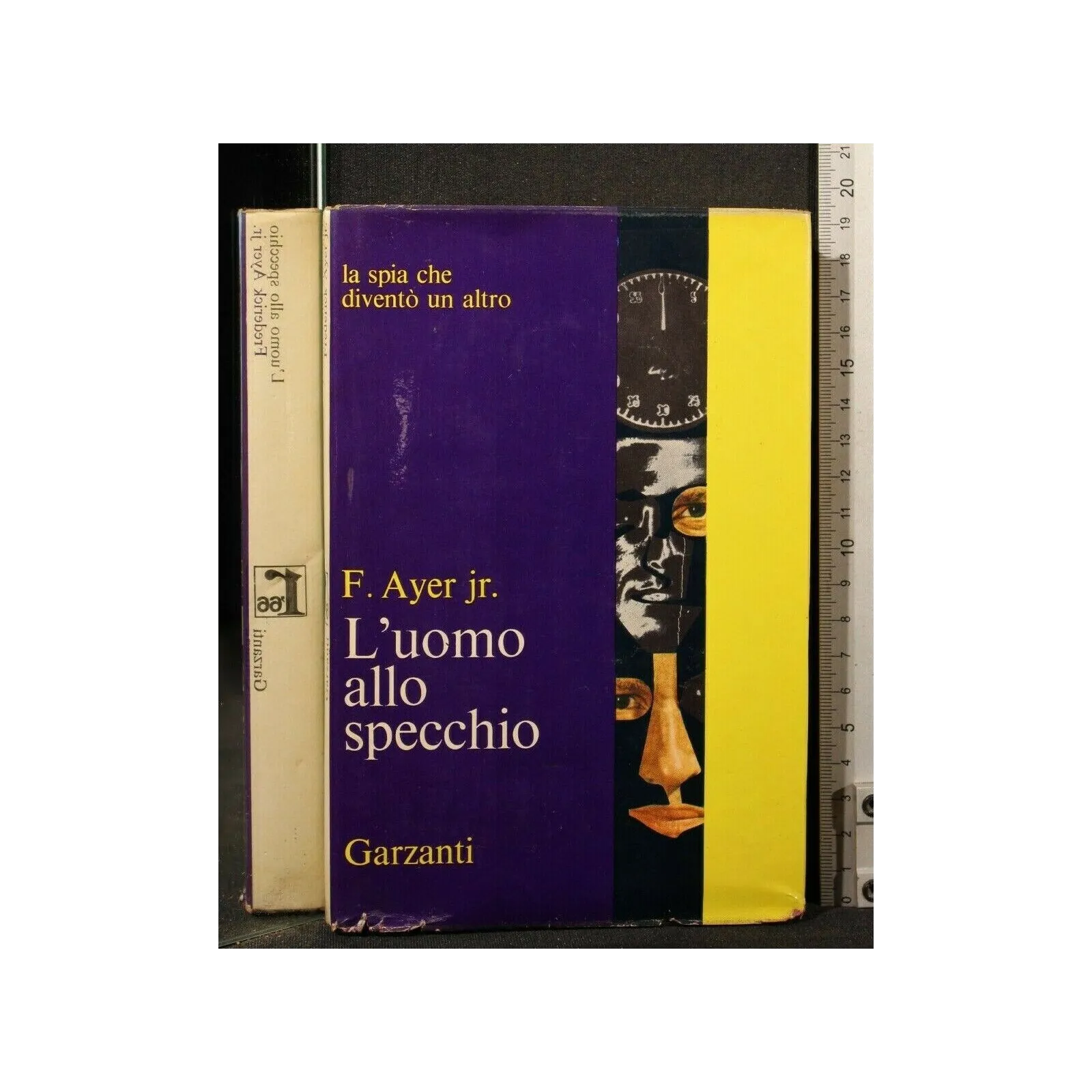 L'UOMO ALLO SPECCHIO