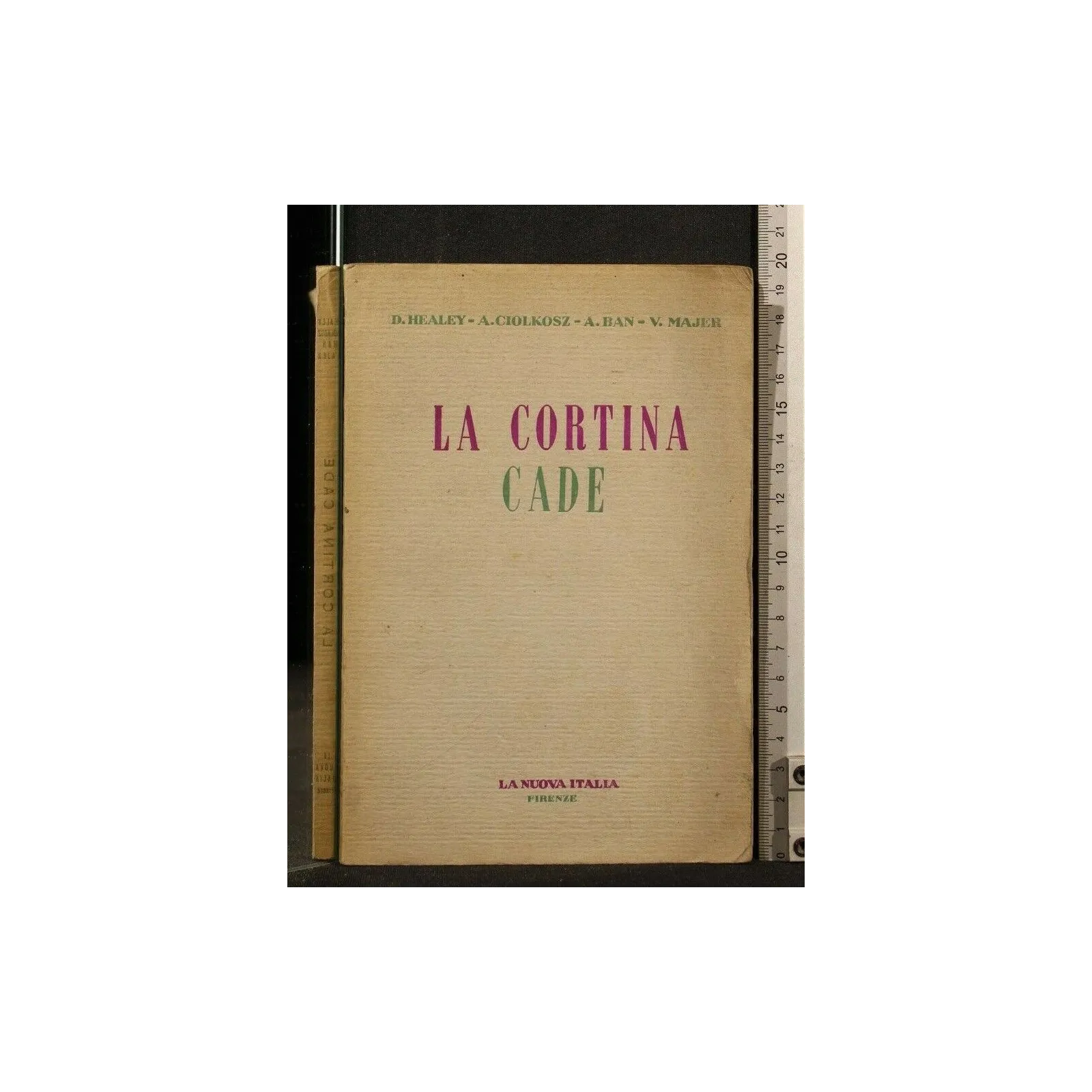 LA CORTINA CADE _x000D_