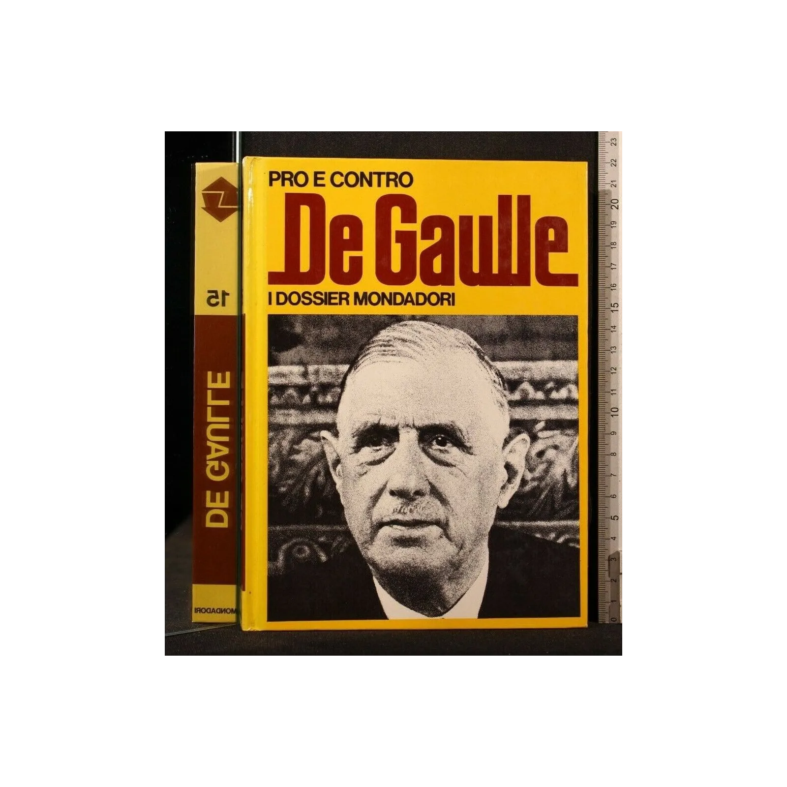 PRO E CONTRO. DE GAULLE. AA.VV. Mondadori._x000D_