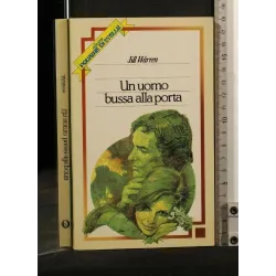 UN UOMO BUSSA ALLA PORTA