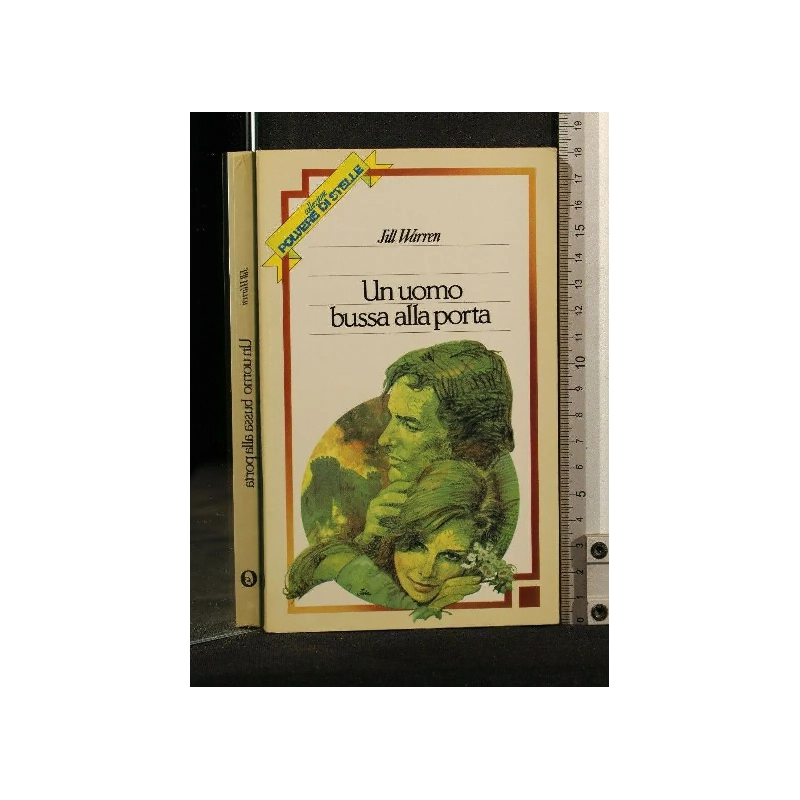 UN UOMO BUSSA ALLA PORTA