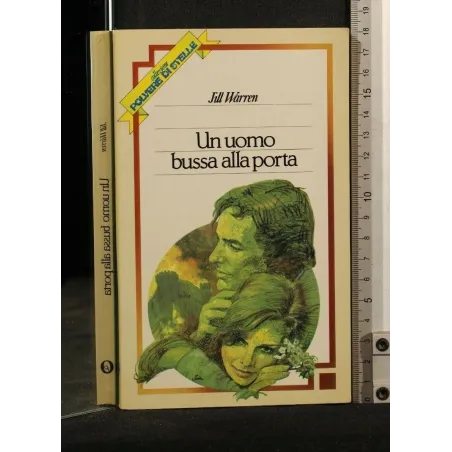 UN UOMO BUSSA ALLA PORTA