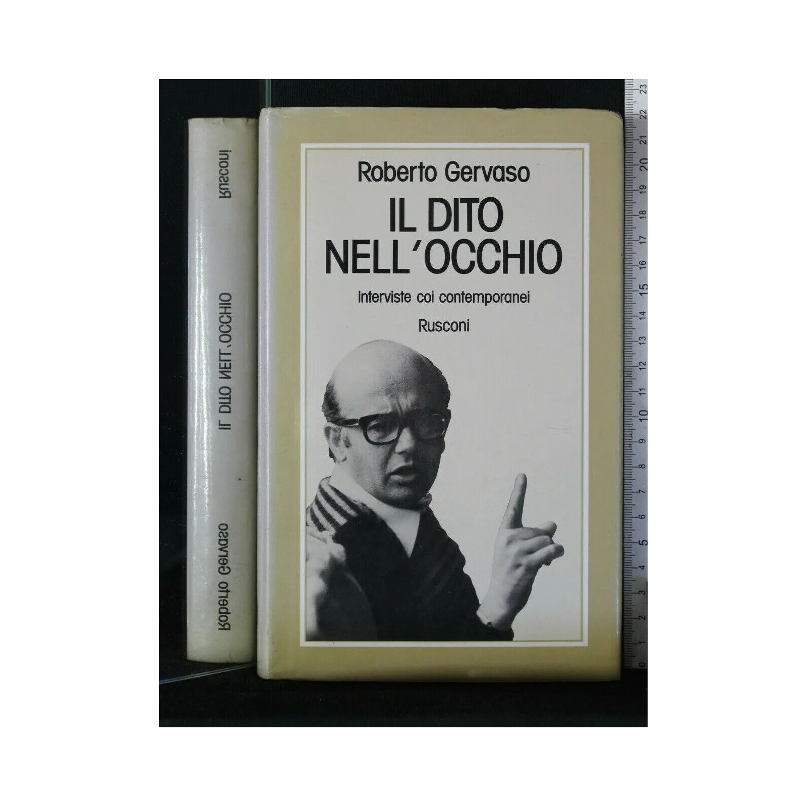 IL DITO NELL'OCCHIO