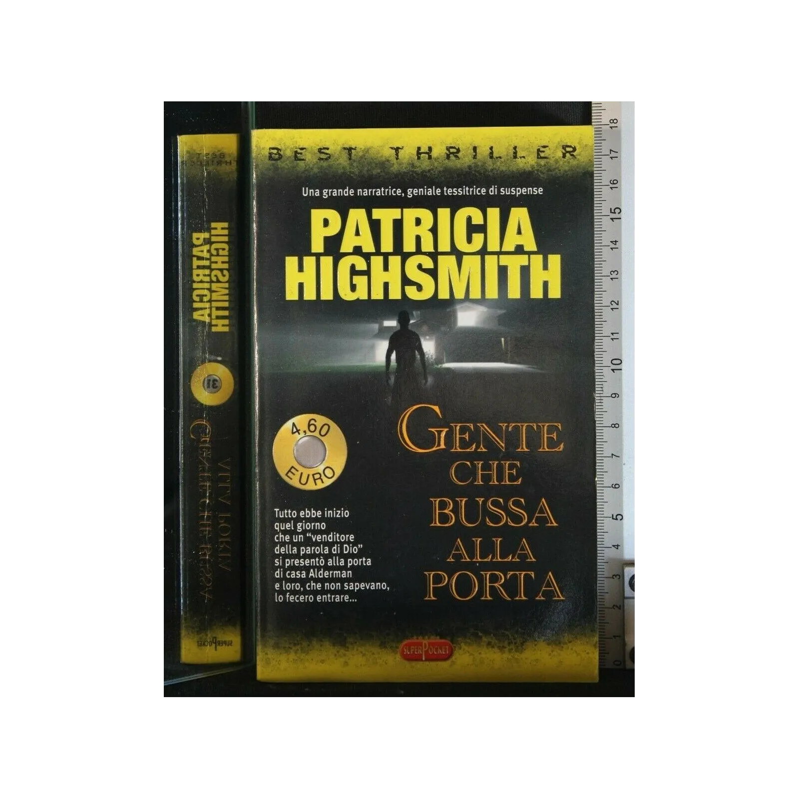 GENTE CHE BUSSA ALLA PORTA