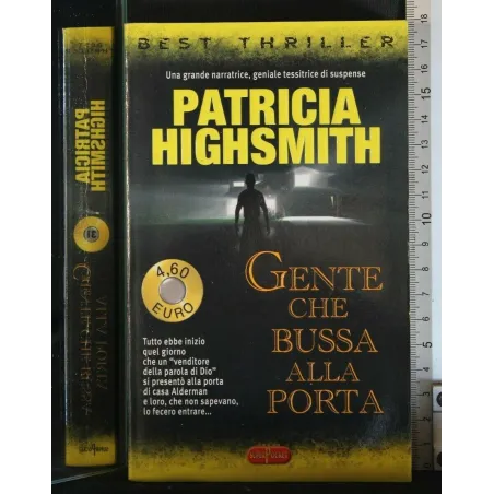 GENTE CHE BUSSA ALLA PORTA