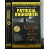 GENTE CHE BUSSA ALLA PORTA